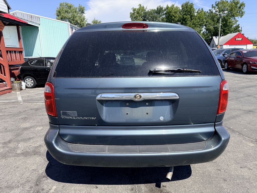 2006 Chrysler Town & Country Image 5