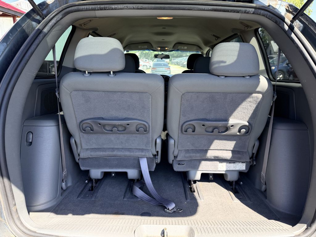 2006 Chrysler Town & Country Image 6