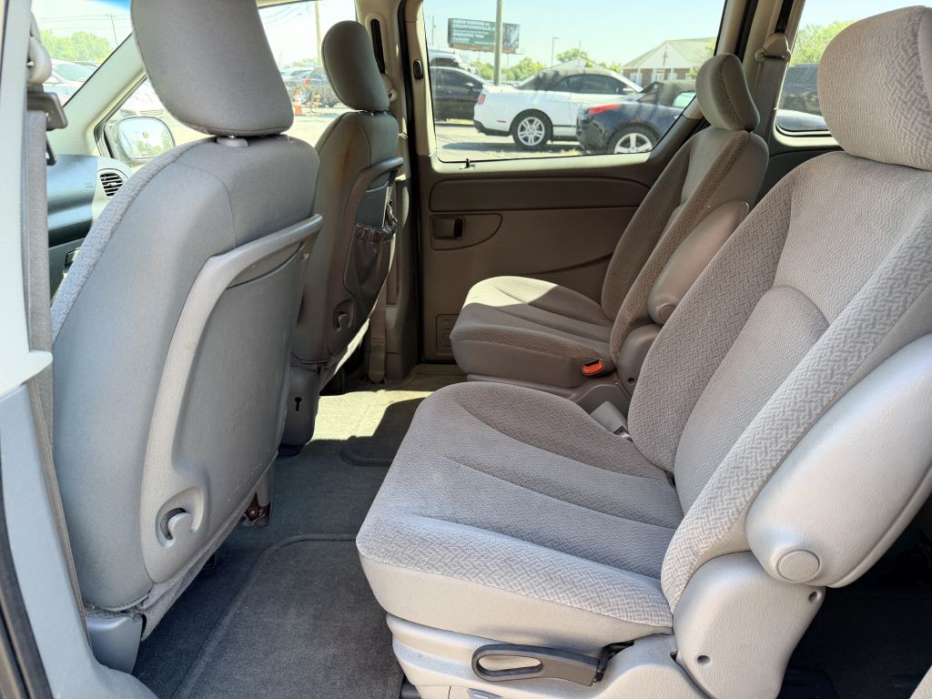 2006 Chrysler Town & Country Image 8