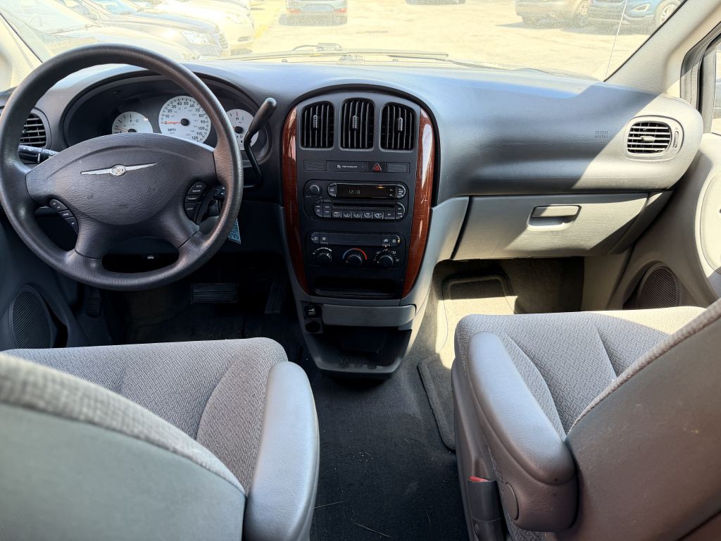 2006 Chrysler Town & Country Image 9