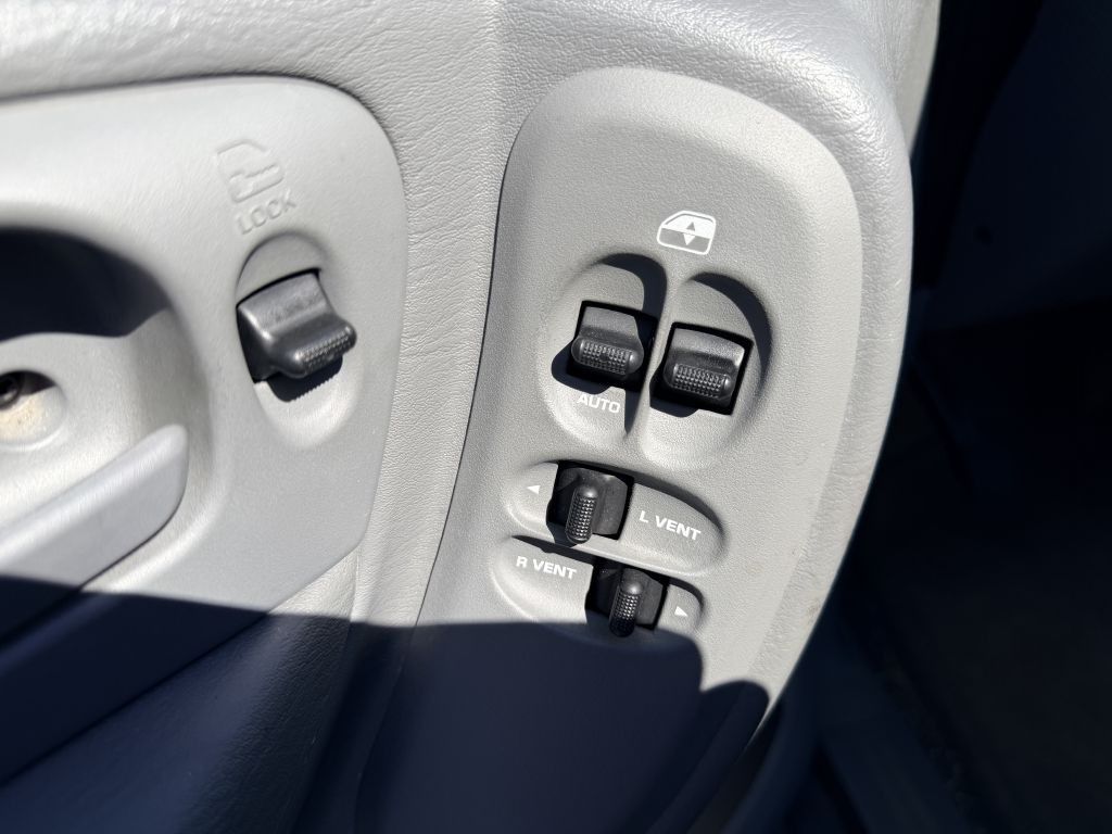 2006 Chrysler Town & Country Image 10