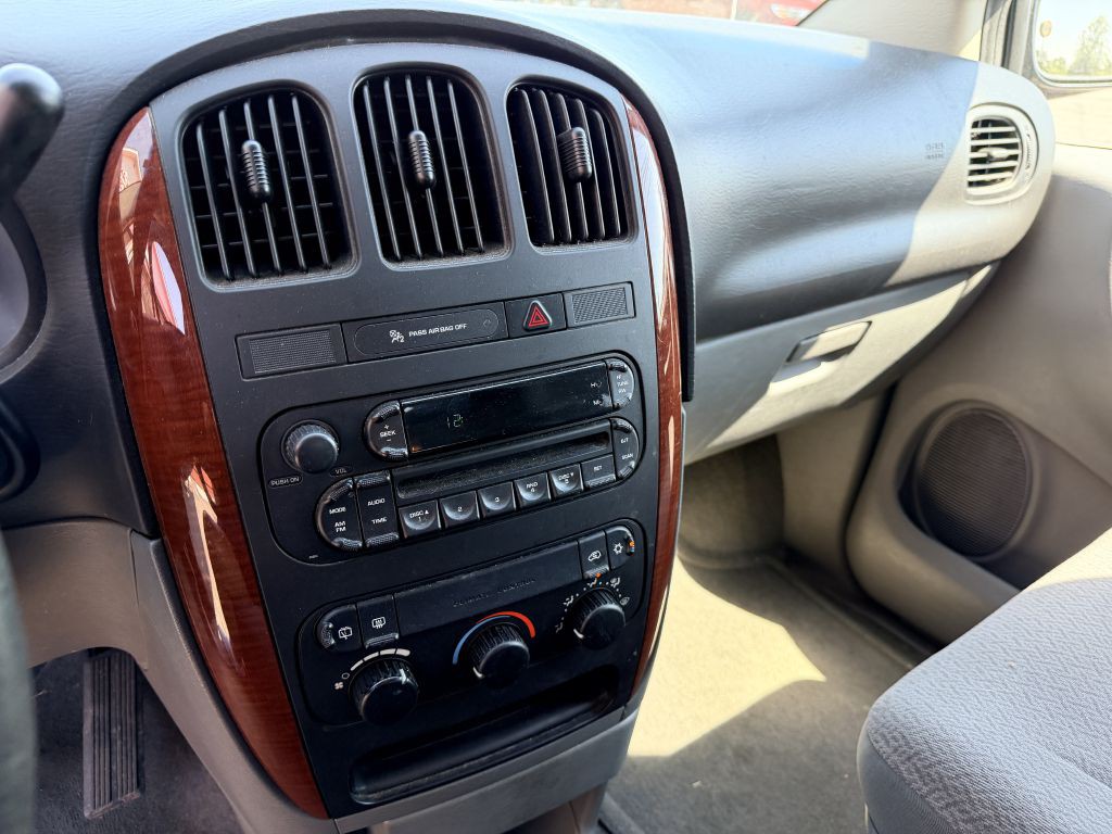 2006 Chrysler Town & Country Image 13
