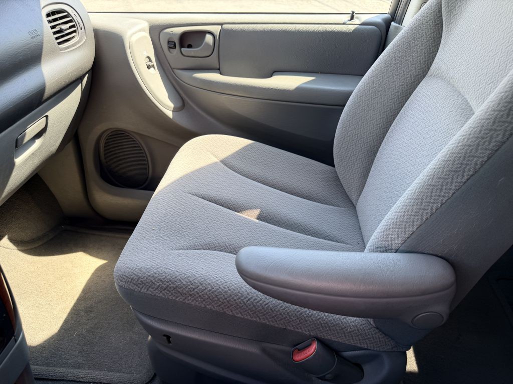 2006 Chrysler Town & Country Image 14