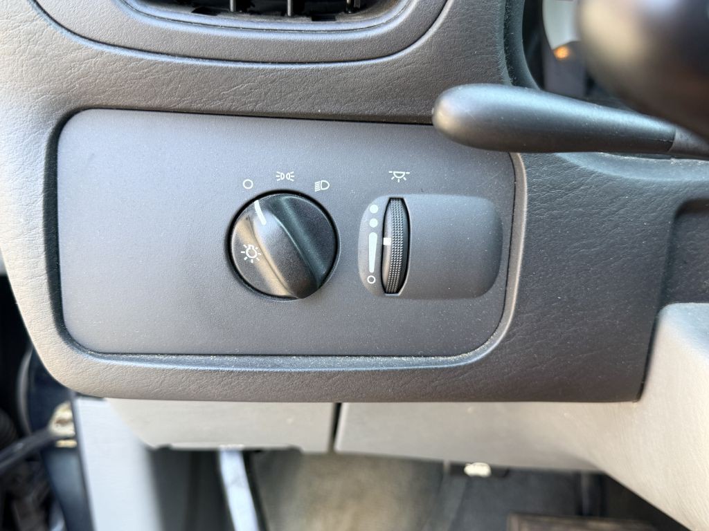 2006 Chrysler Town & Country Image 15