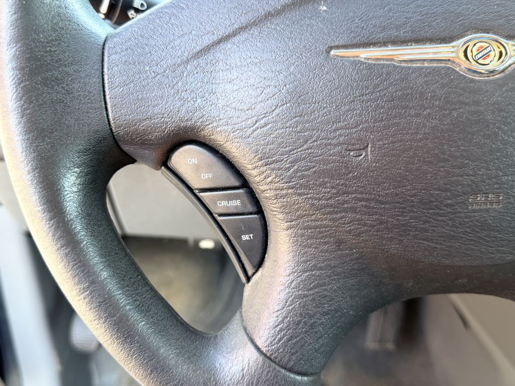 2006 Chrysler Town & Country Image 16