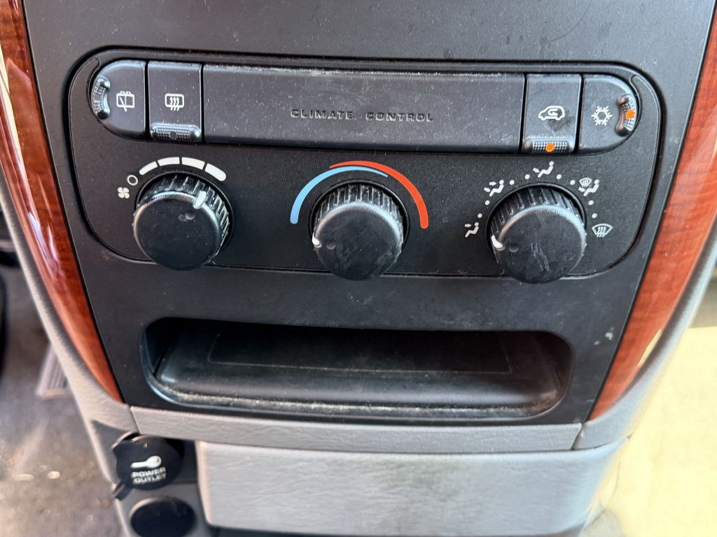 2006 Chrysler Town & Country Image 20