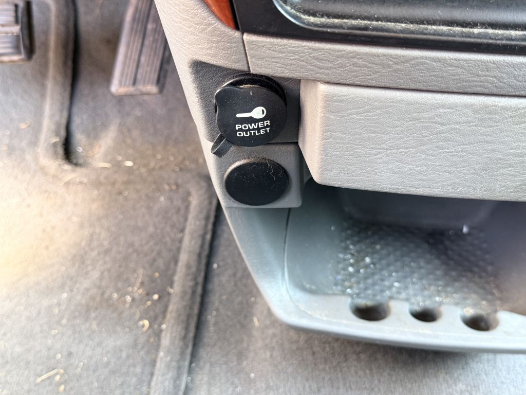 2006 Chrysler Town & Country Image 21