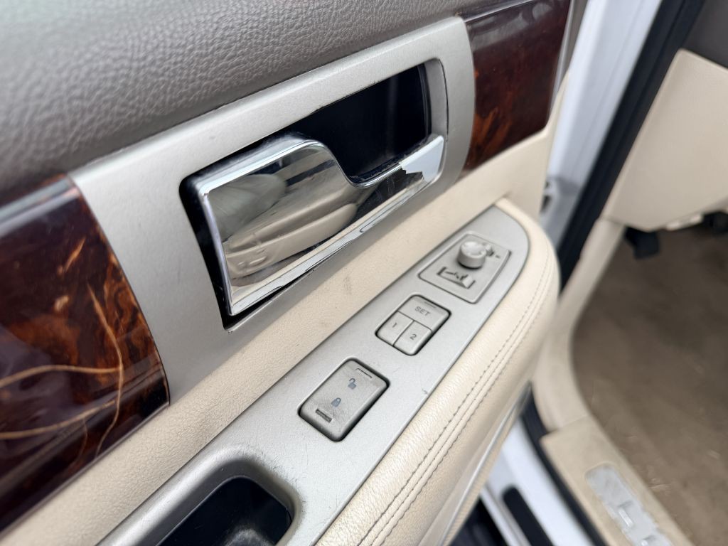 2004 Lincoln Navigator Image 11
