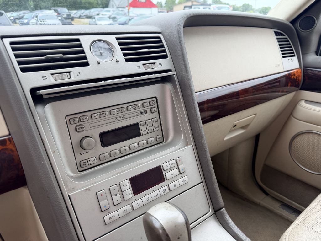 2004 Lincoln Navigator Image 14