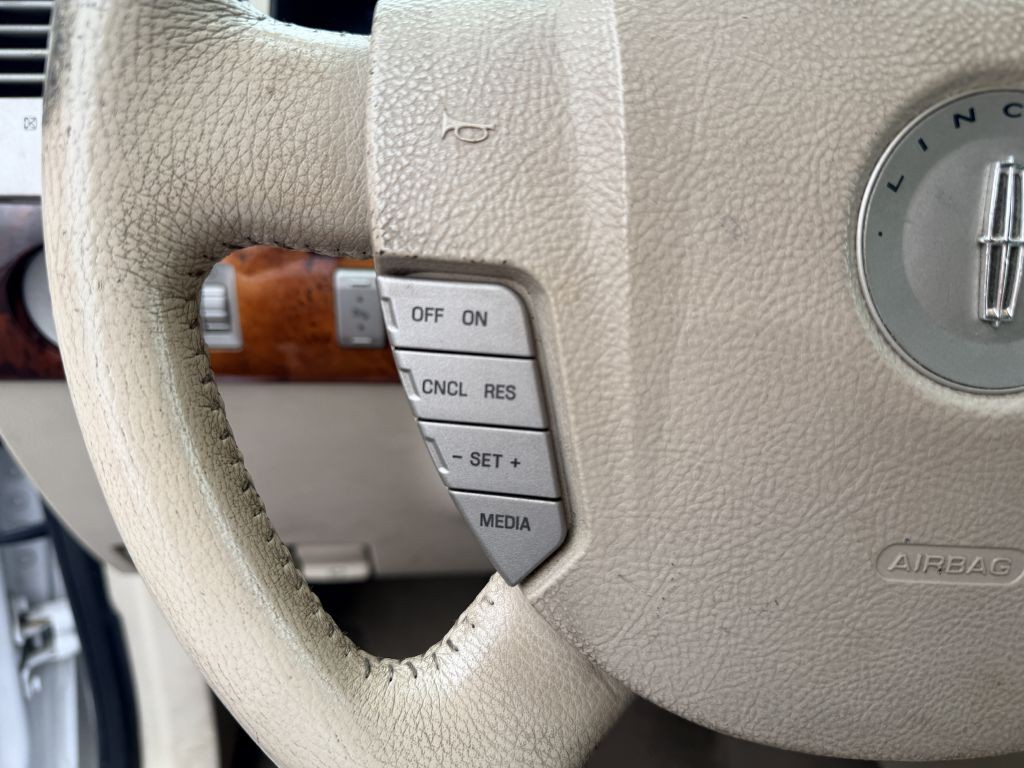 2004 Lincoln Navigator Image 17