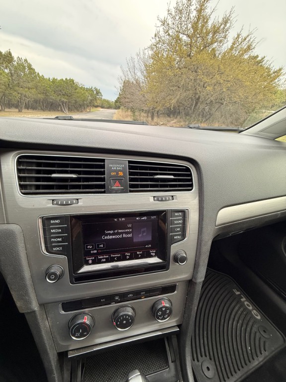 2015 Volkswagen Golf Image 38