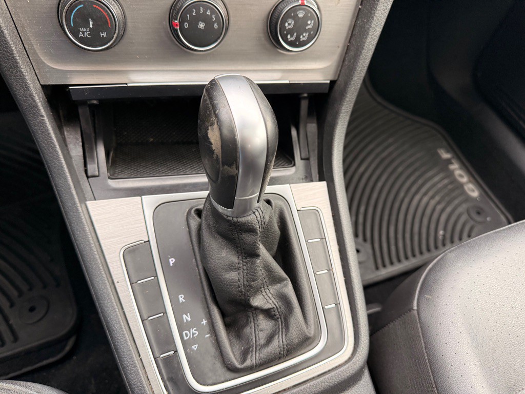 2015 Volkswagen Golf Image 40