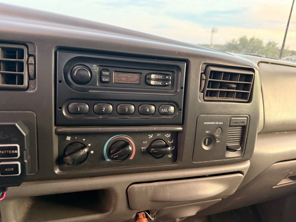 2002 Ford F-350 Image 24