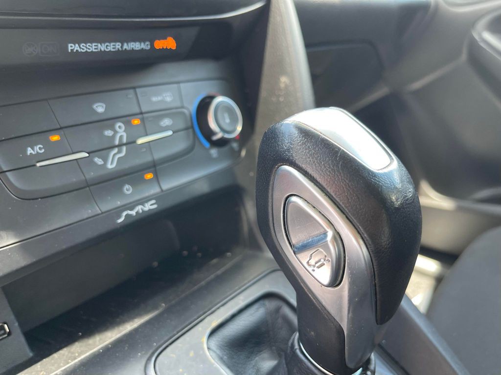 2016 Ford Focus Image 16