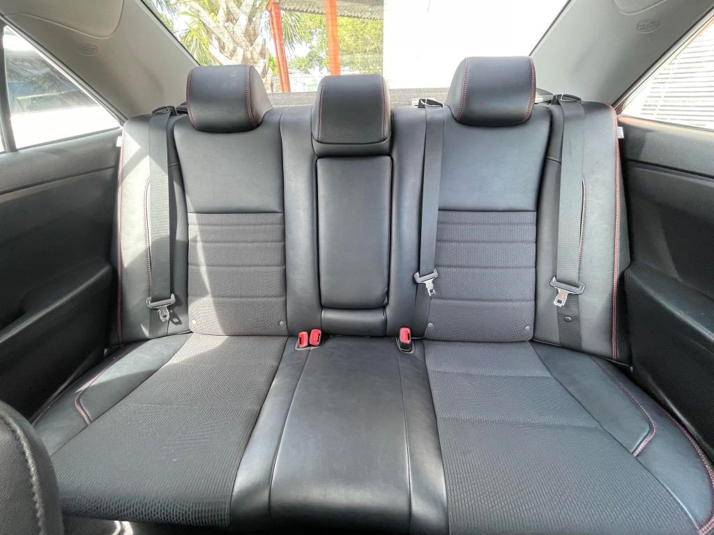 2017 Toyota Camry Image 17