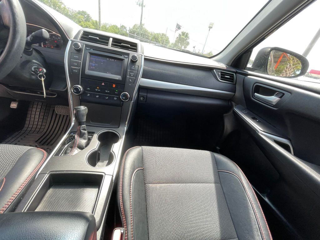 2017 Toyota Camry Image 19