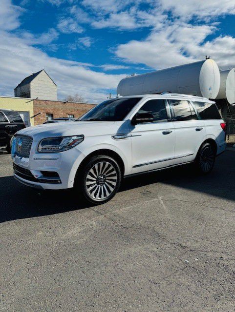 2018 Lincoln Navigator Image 2