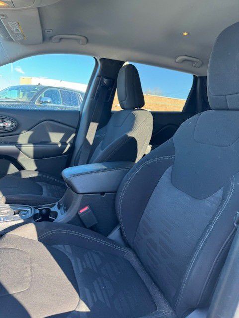 2019 Jeep Cherokee Image 9