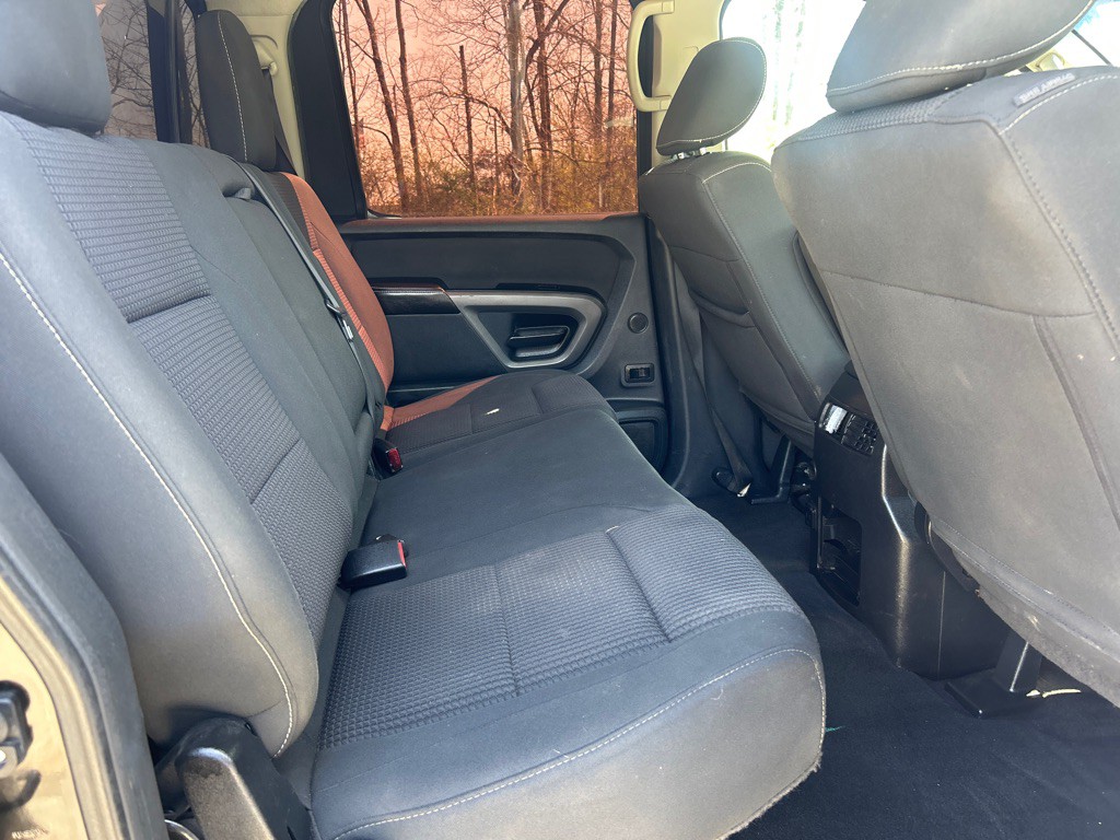 2015 Nissan Titan Image 19