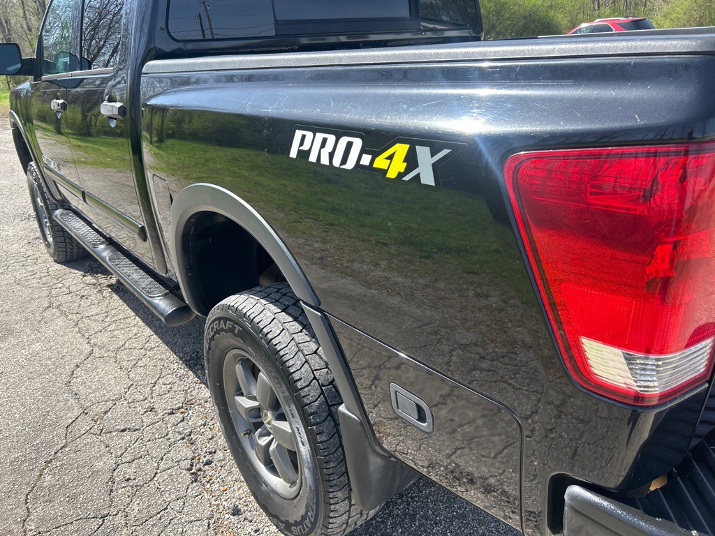 2015 Nissan Titan Image 25