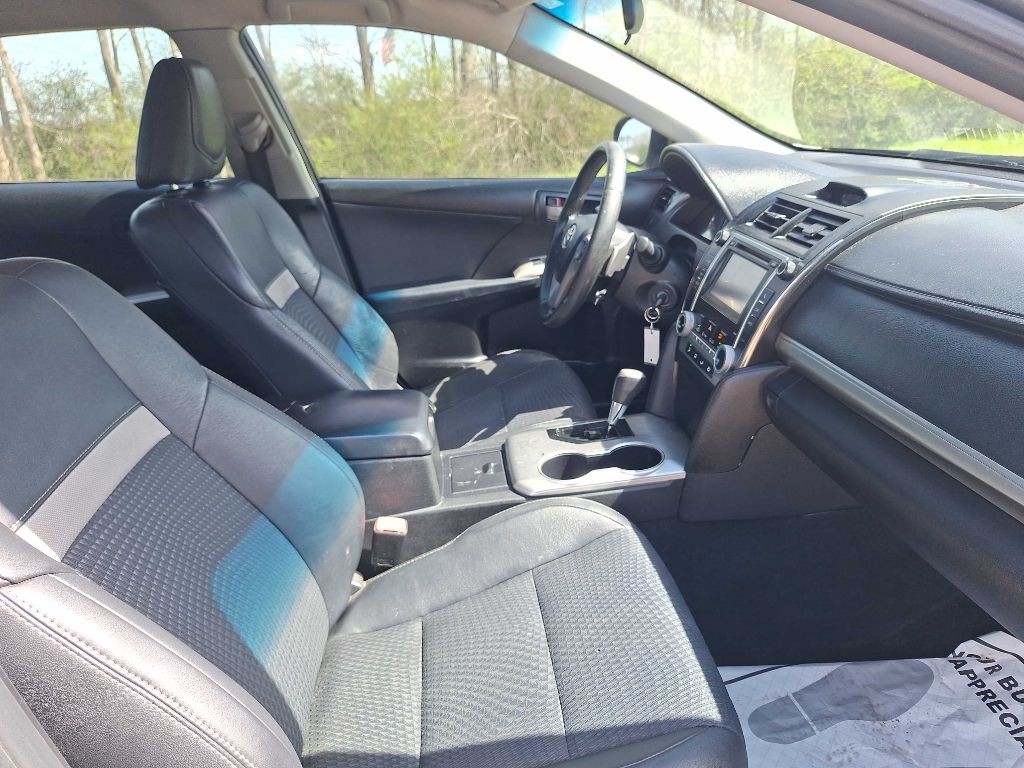 2014 Toyota Camry Image 18