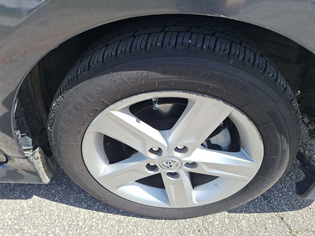 2014 Toyota Camry Image 22