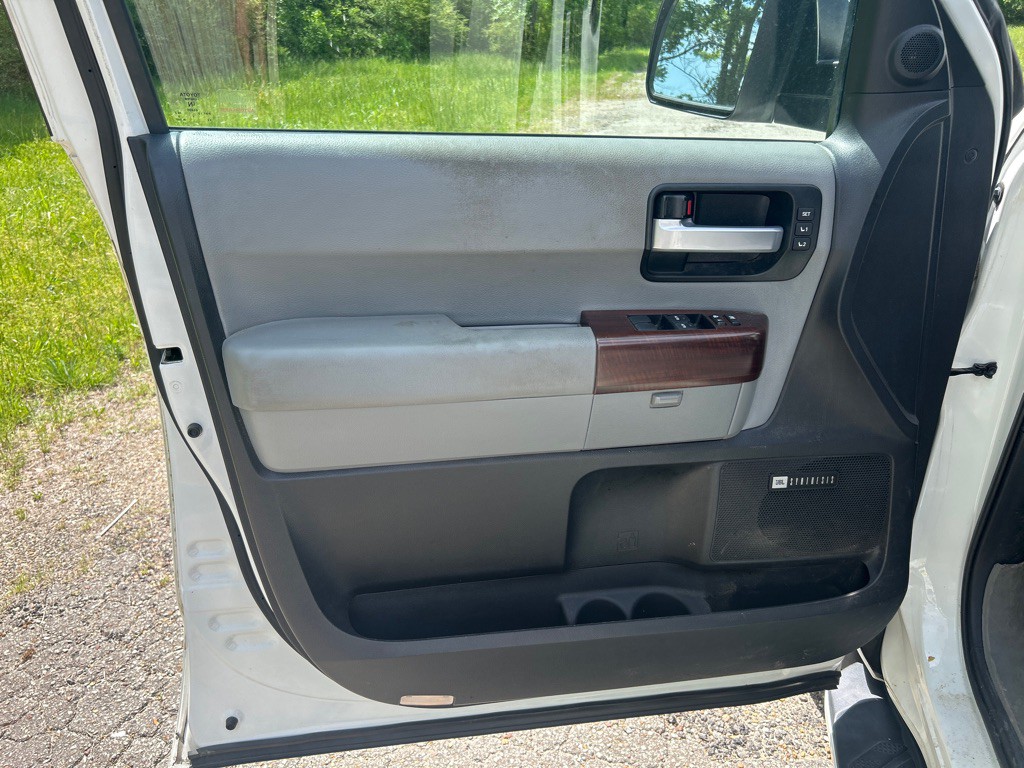2016 Toyota Sequoia Image 7