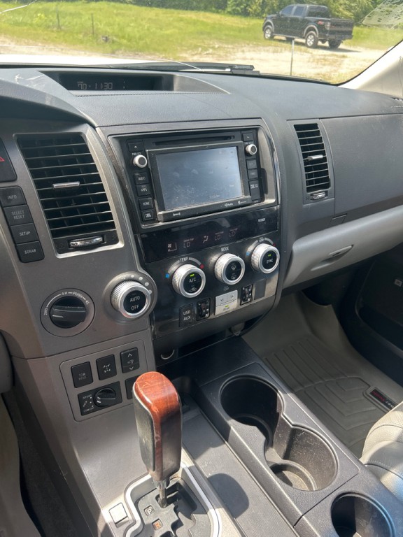 2016 Toyota Sequoia Image 11