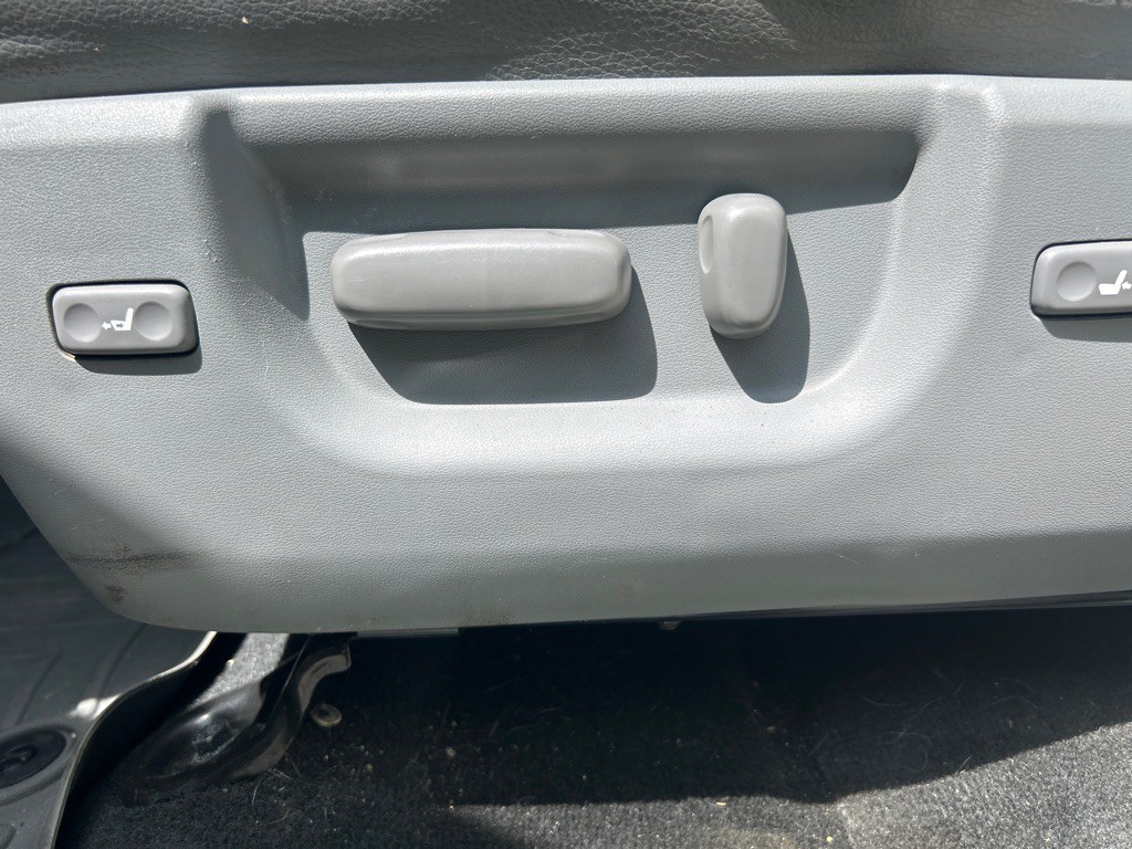 2016 Toyota Sequoia Image 17