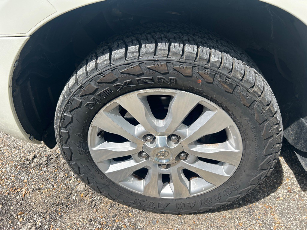 2016 Toyota Sequoia Image 18