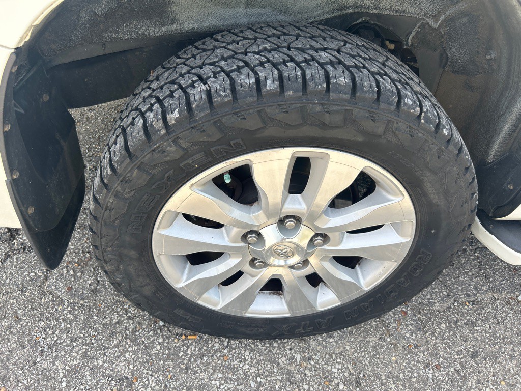 2016 Toyota Sequoia Image 20