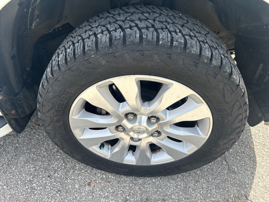 2016 Toyota Sequoia Image 21