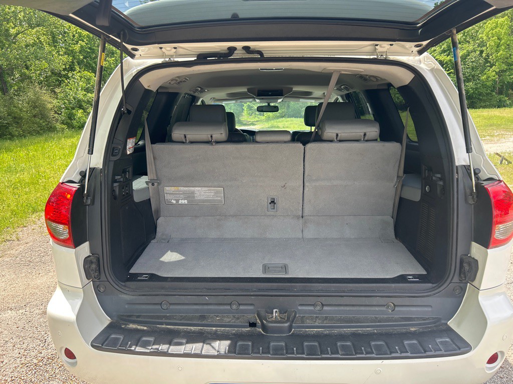 2016 Toyota Sequoia Image 24
