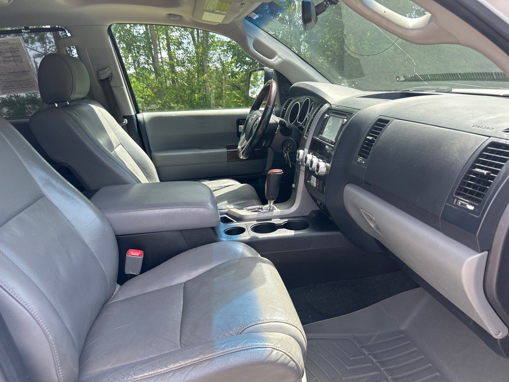 2016 Toyota Sequoia Image 25