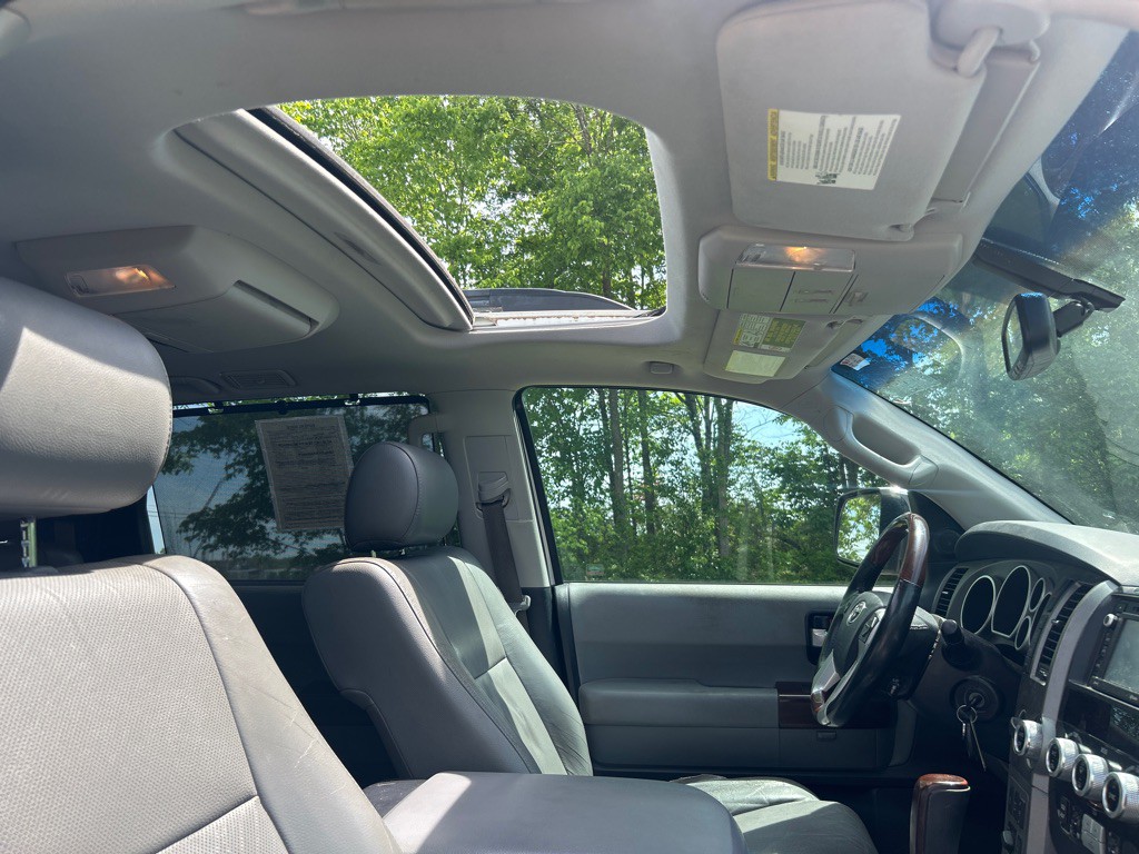 2016 Toyota Sequoia Image 26