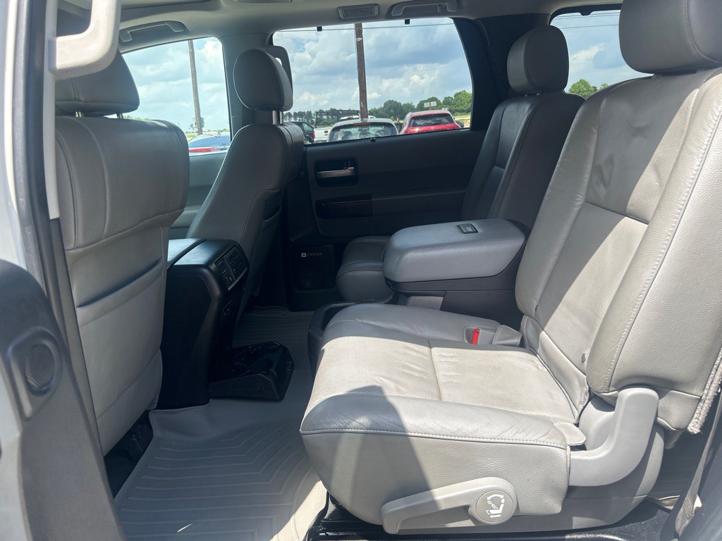 2016 Toyota Sequoia Image 27