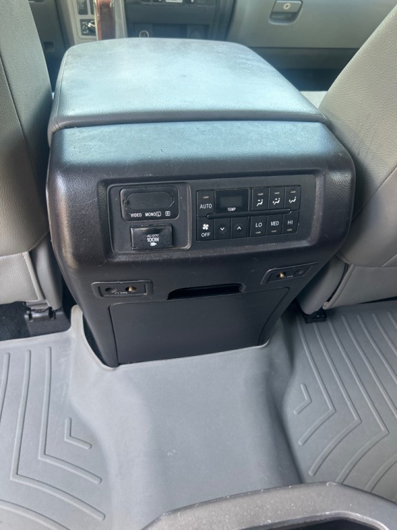 2016 Toyota Sequoia Image 28