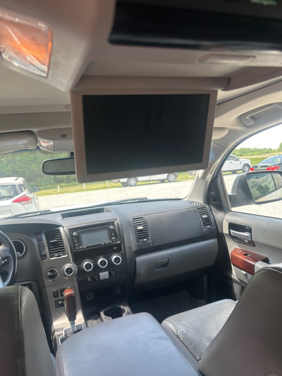 2016 Toyota Sequoia Image 32