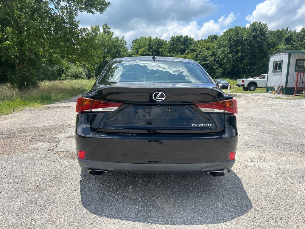 2017 Lexus IS Image 4