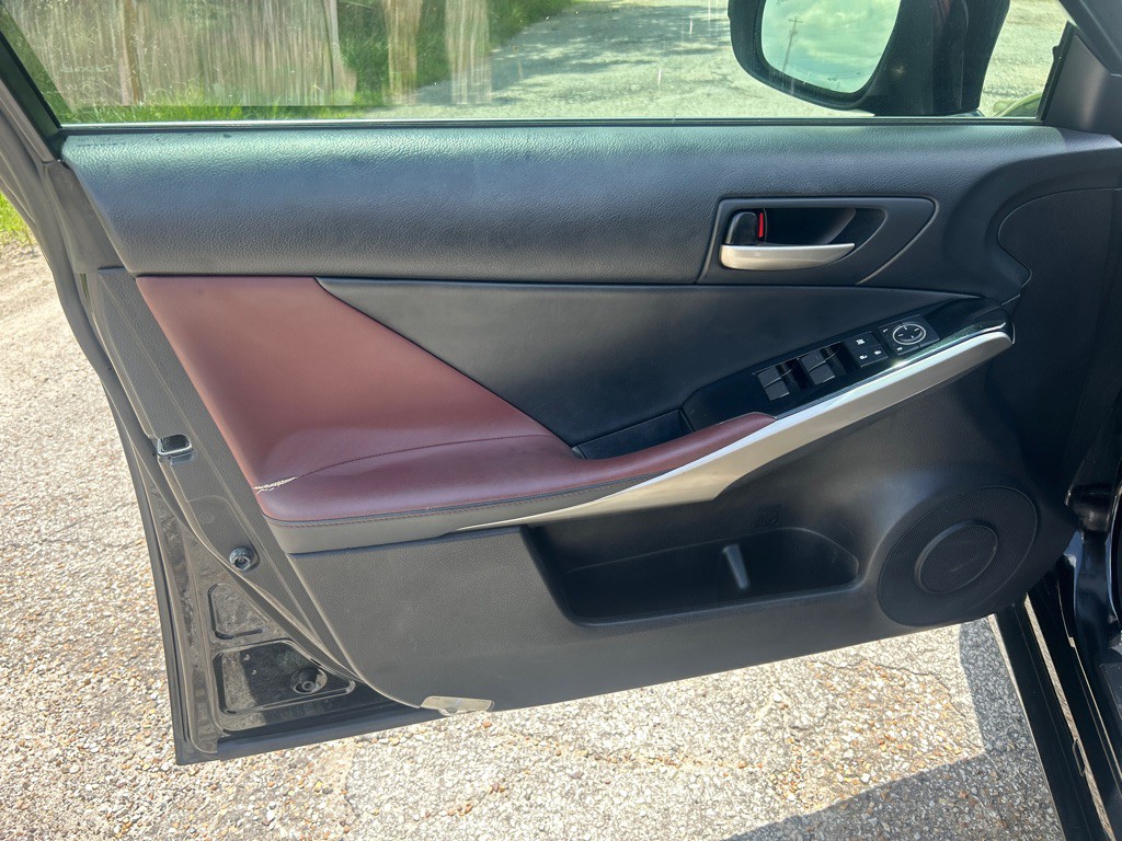 2017 Lexus IS Image 7
