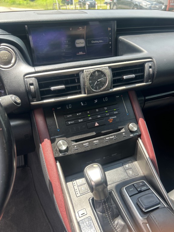 2017 Lexus IS Image 11