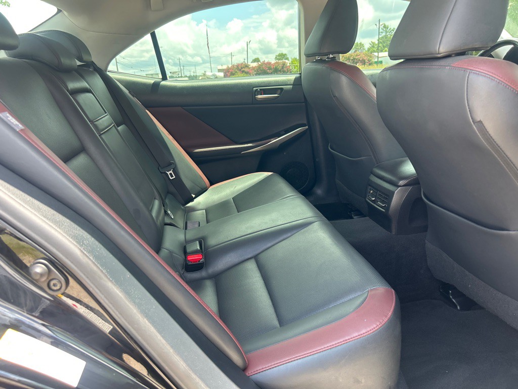 2017 Lexus IS Image 18