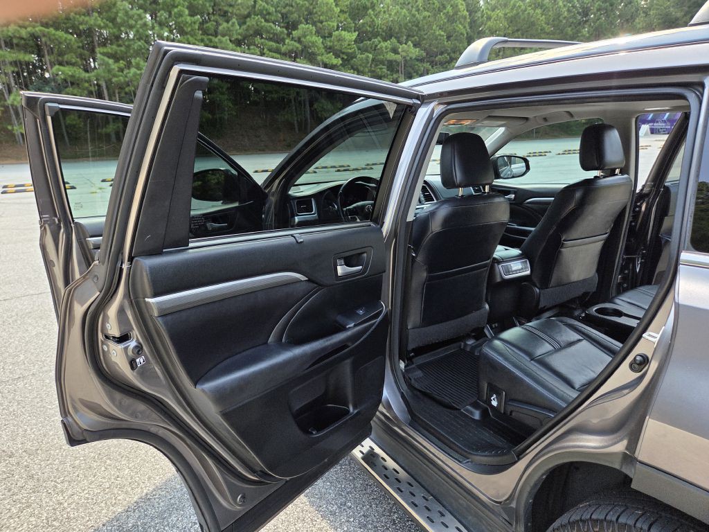 2017 Toyota Highlander Image 10