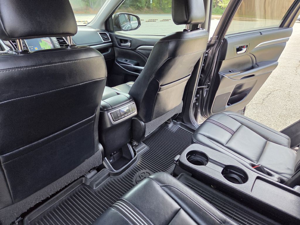 2017 Toyota Highlander Image 14