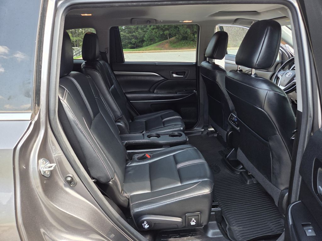 2017 Toyota Highlander Image 17