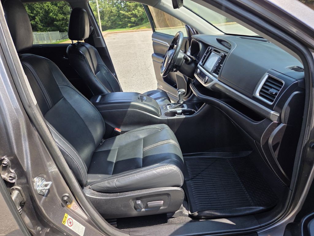 2017 Toyota Highlander Image 24