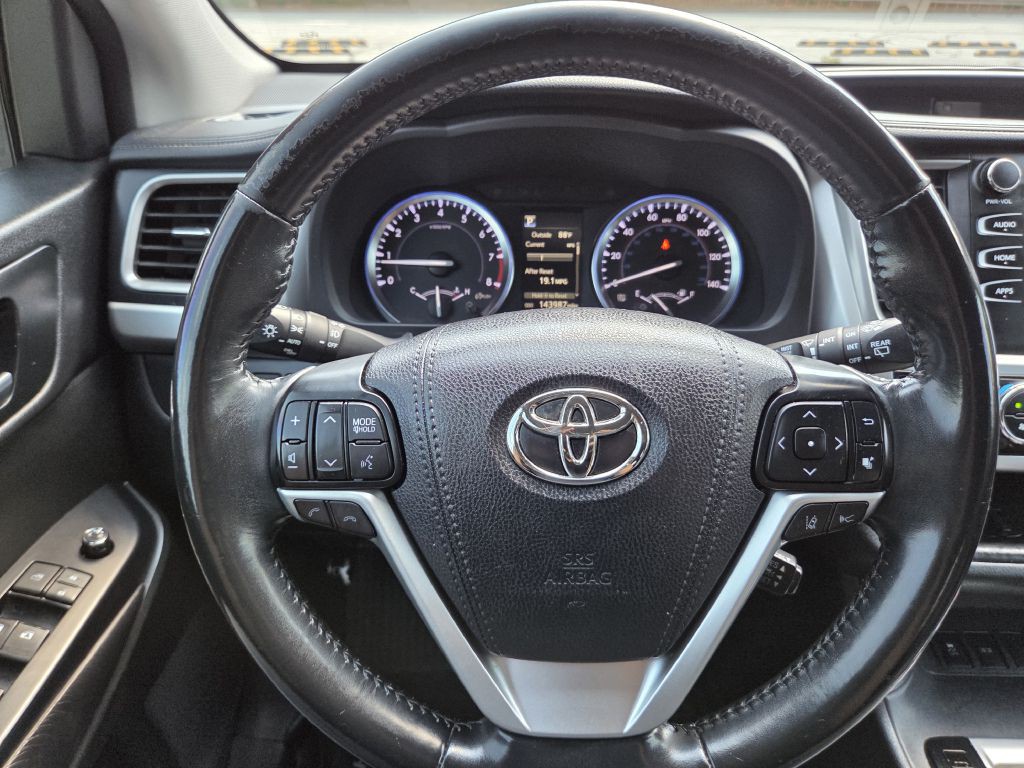 2017 Toyota Highlander Image 36