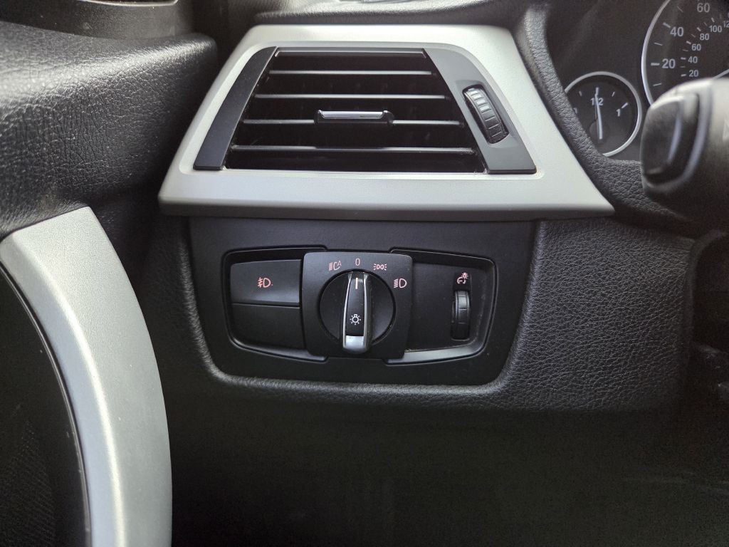 2015 BMW 3 Series Image 28