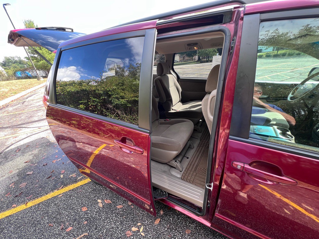 2004 Toyota Sienna Image 8