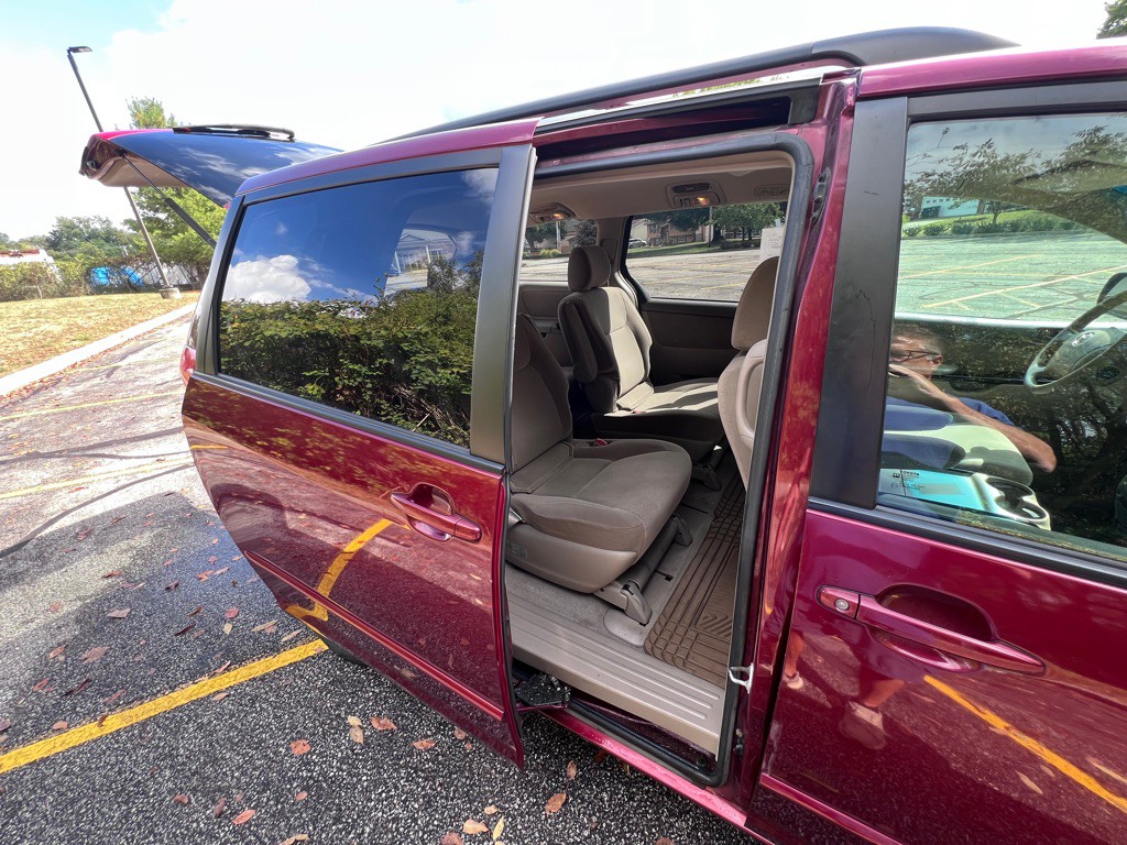 2004 Toyota Sienna Image 9